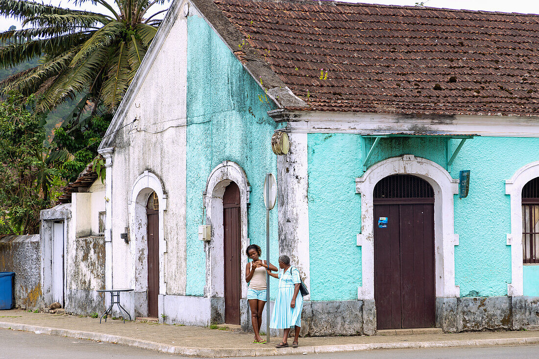zweifarbig getrichenes Gebäude aus der Kolonialzeit in Santo António auf der Insel Príncipe in Westafrika, Sao Tomé e Príncipe