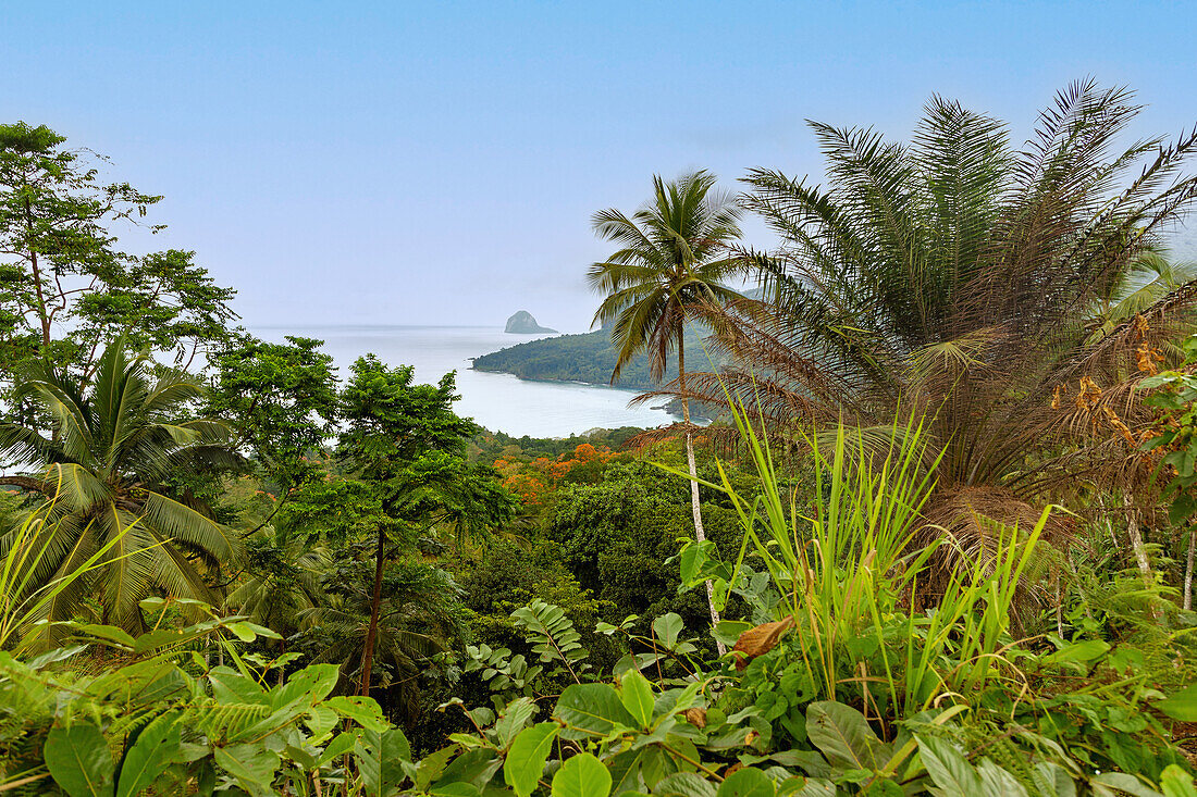 Aussichtspunkt Miradouro Terreiro Velho mit Blick auf die Insel Boné do Jóquei auf der Insel Príncipe in Westafrika, Sao Tomé e Príncipe