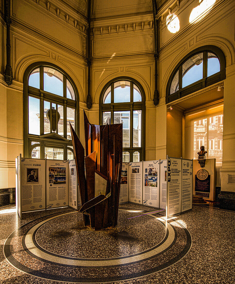 Brunnensäule in der Wandelhalle des Thermalbad 'Pouhon Pierre-le-Grand' im Kurviertel von Spa, Provinz Lüttich, Wallonien, Belgien