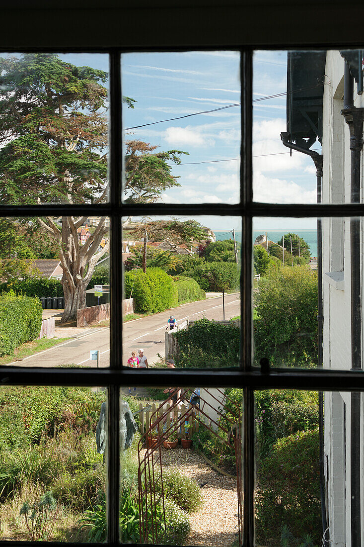 Blick aus einem Fenster des Dimbola Museums in Freshwater Bay auf Garten und Straße, Isle of Wight, Südengland, England, Großbritannien, Europa