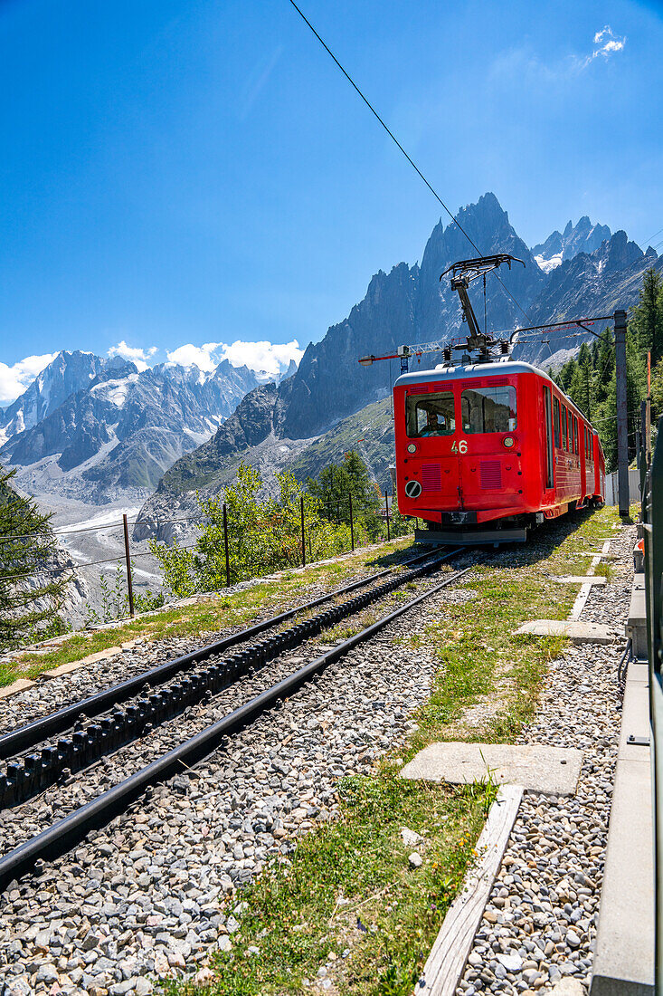 Die rote Zahnradbahn kurz vor dem Bahnhof Mer de Glace, Chamonix-Mont-Blanc, Auvergne-Rhone-Alpes, Frankreich