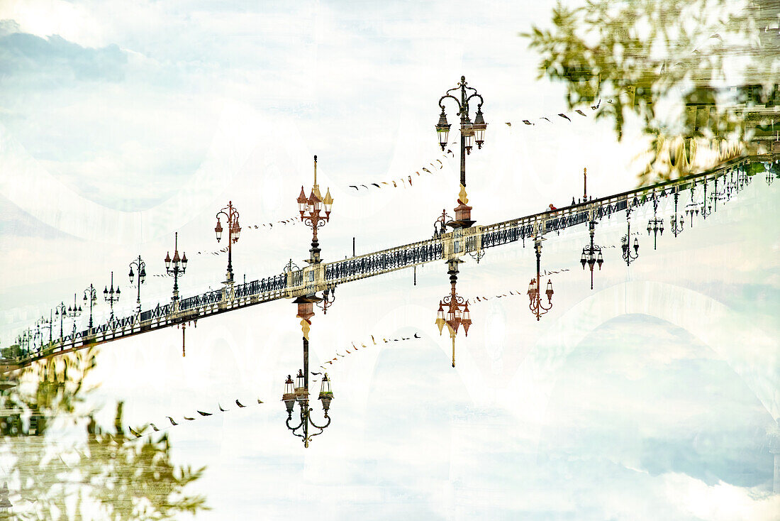 Die elegante Brücke Pont de Pierre, die von Napoleon Bonaparte in Auftrag gegeben wurde und den Fluss Garonne in Bordeaux, Frankreich, überquert.