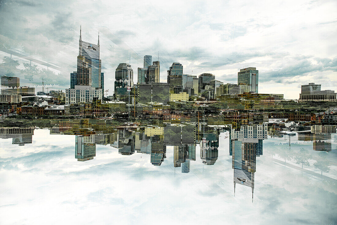 Doppelbelichtung der Skyline von Nashville, gesehen von der obersten Tribüne des Nissan-Stadion, Tennessee, USA