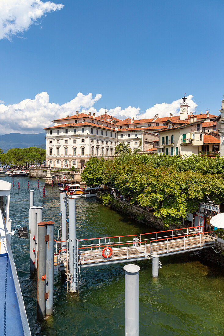 Der Palazzo Borromeo auf Isola Bella, gesehen von der Fähre, Lago Maggiore, Piemont, Italien.