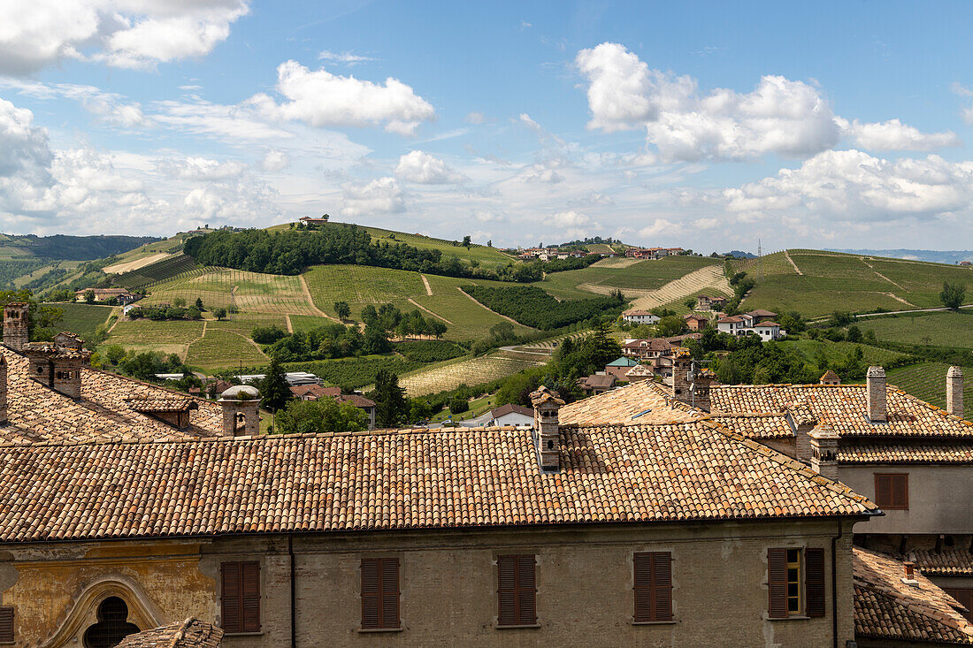Landhaus mit Blick auf die Hügel und Weinberge der Langhe, Neive, Cuneo, Piemont, Italien.