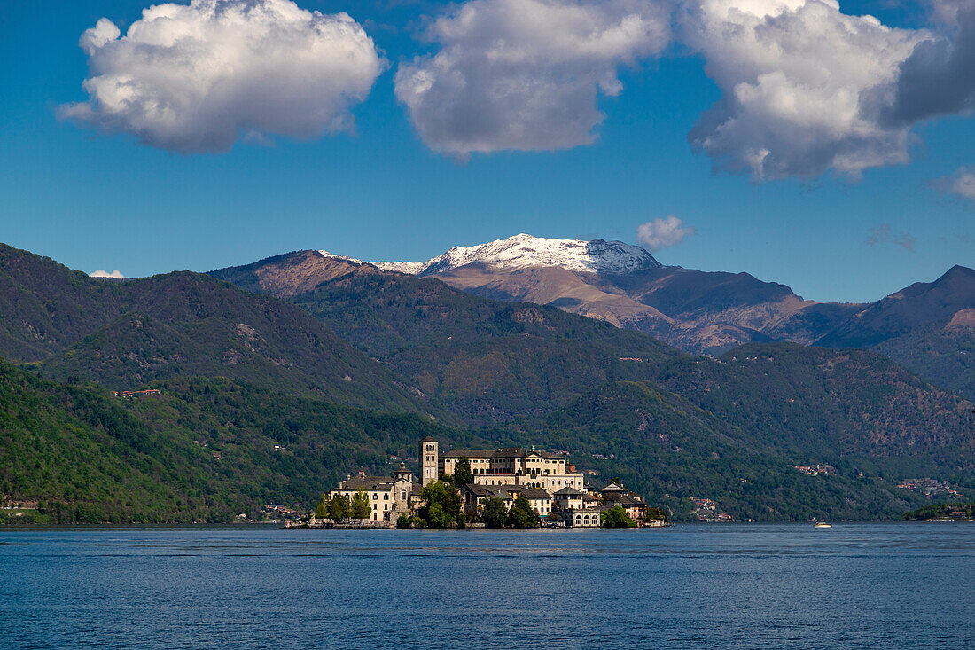 Blick über den Ortasee vom Westufer zur Isola San Giulio, Novara, Piemont, Italien.