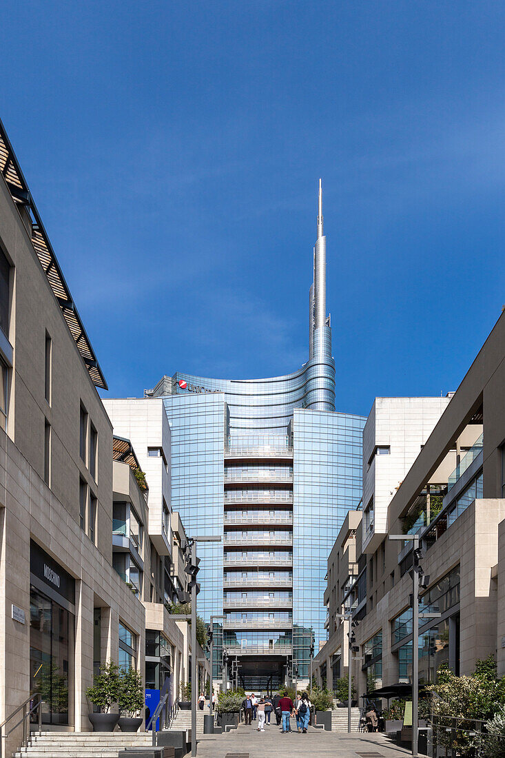 Stadtteil Porta Nuova Garibaldi (2009-2015), Zugang zum neuen Geschäftsviertel unten mit dem Unicredit Tower (Architekt Cesar Pelli), Mailand, Lombardei, Italien