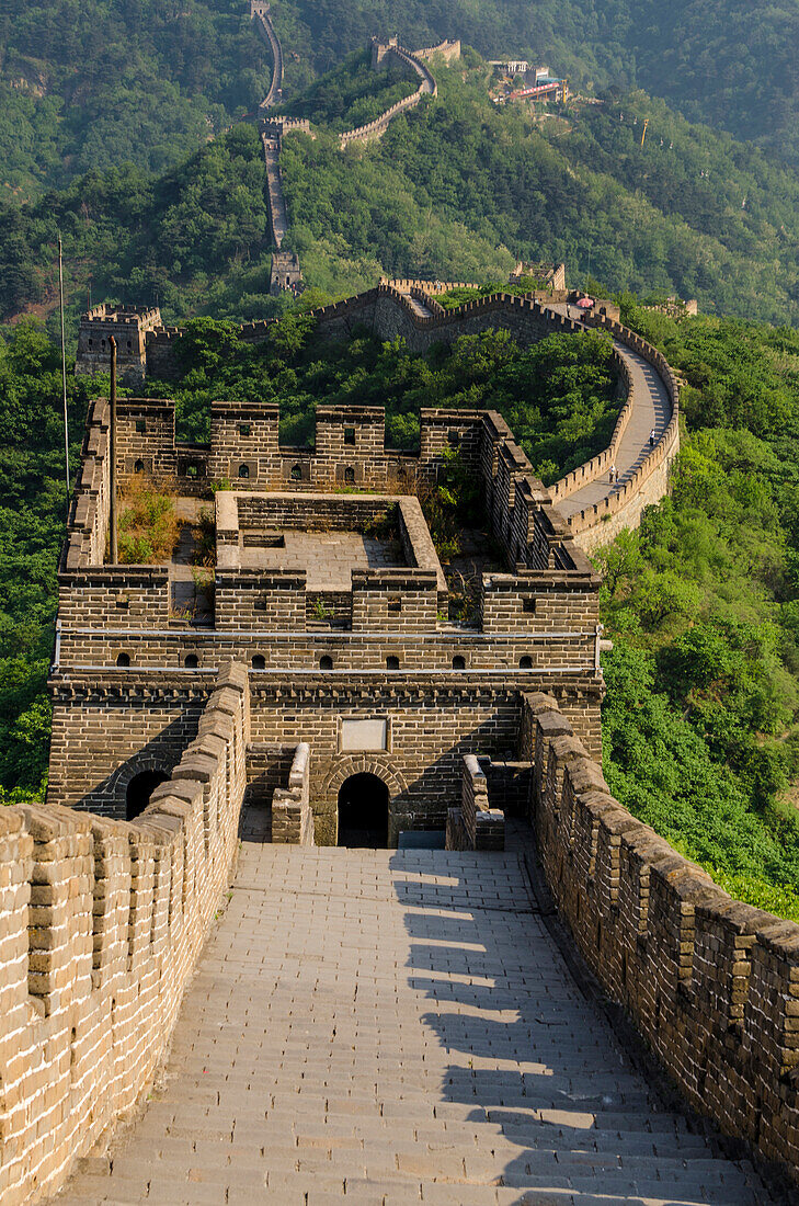 Der ursprüngliche Mutianyu-Abschnitt der Chinesischen Mauer, Peking, China.