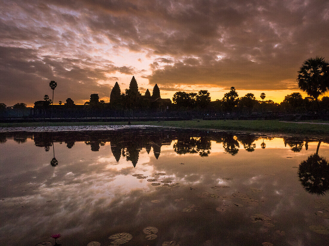 Asien, Kambodscha, Angkor Watt, Siem Reap, Sonnenaufgangsreflexionen in Angkor Wat