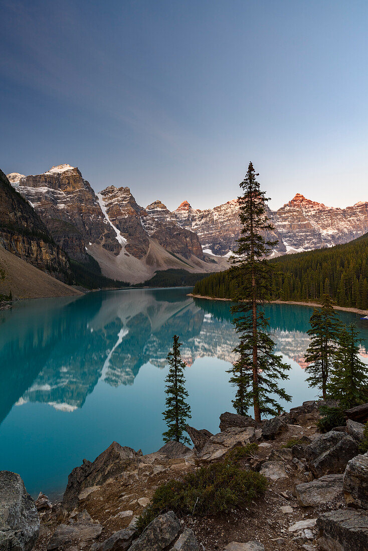 Kanada, Alberta, Banff Nationalpark, Moraine Lake bei Sonnenaufgang.