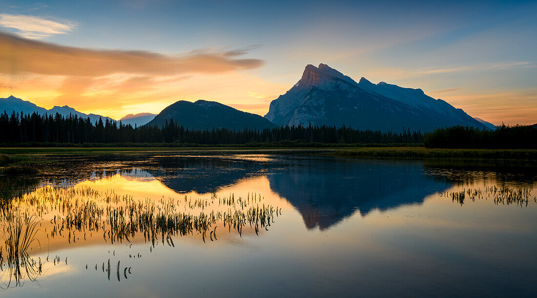 Kanada, Alberta, Banff, Vermillion Lakes, Mount Rundle Sunrise Reflexion.