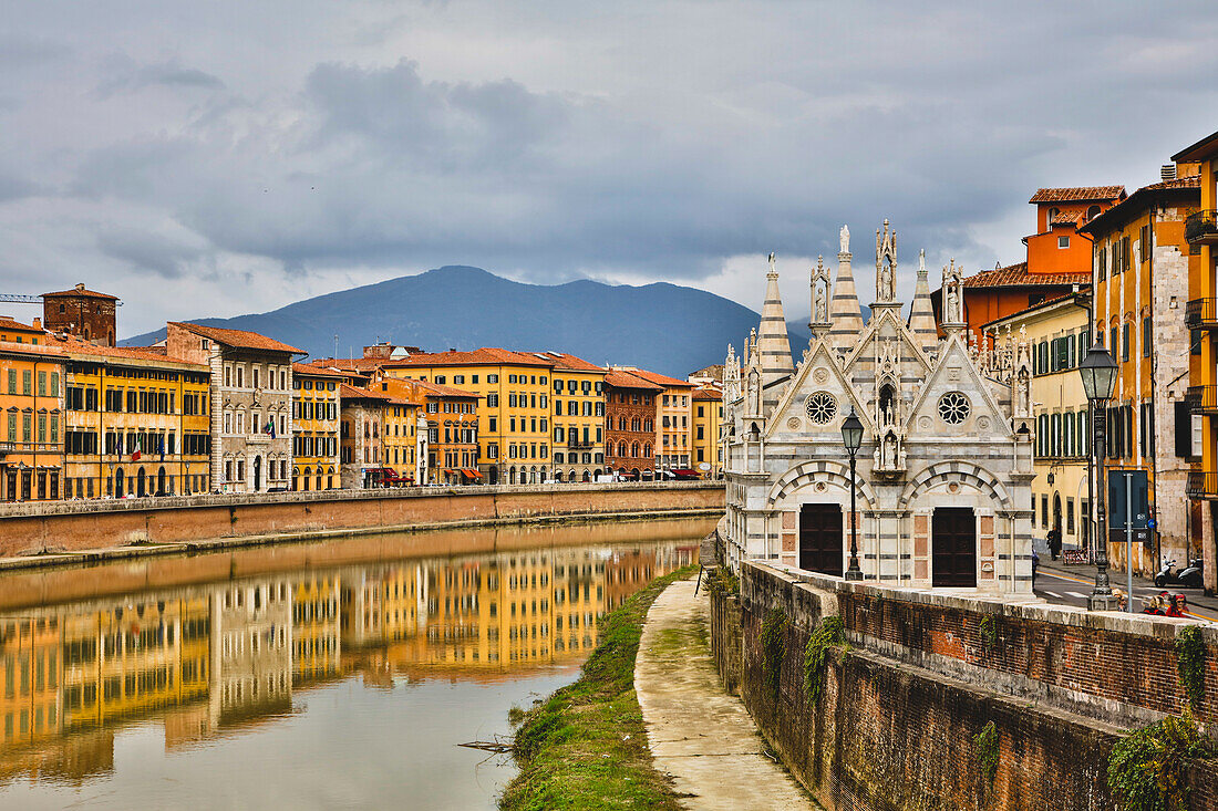 Italien, Pisa, Blick auf den Fluss Arno