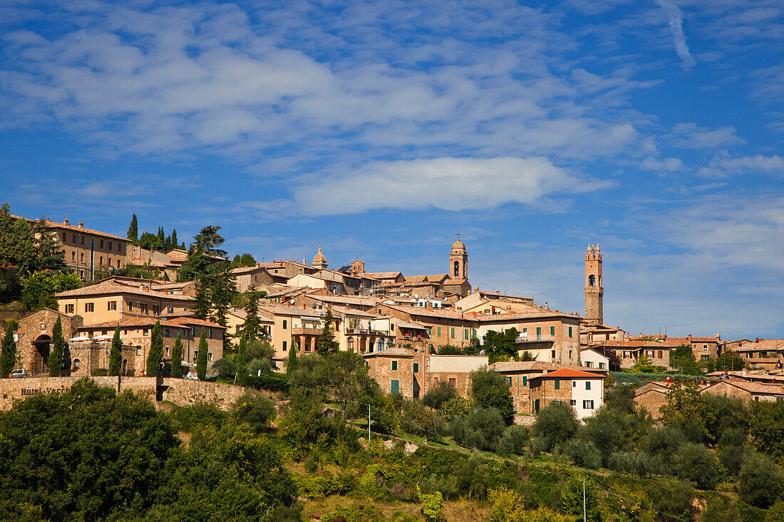 Italien, Toskana, Montalcino. Die Bergstadt Montalcino von unten gesehen.