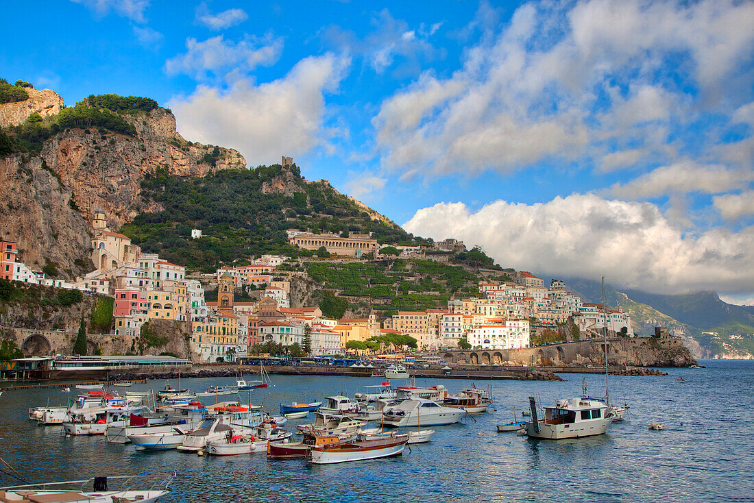 Italien, Amalfi. Boote in der Hafen- und Küstenstadt Amalfi.