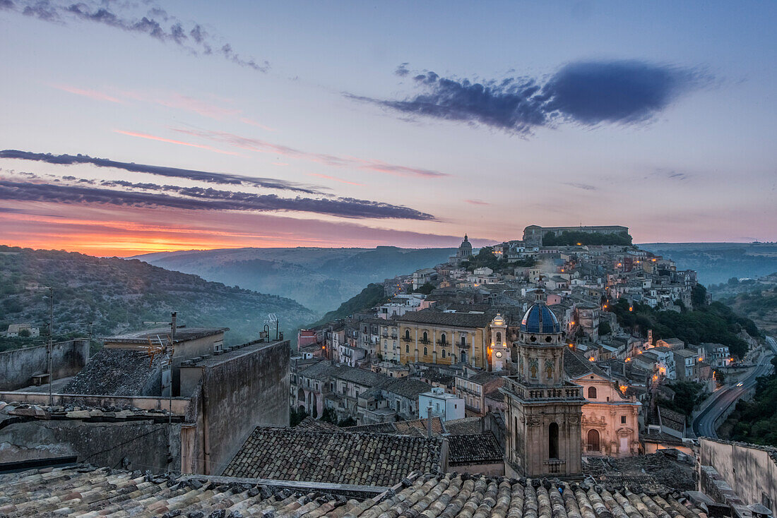 Europa, Italien, Sizilien, Ragusa, mit Blick auf Ragusa Ibla bei Sonnenaufgang