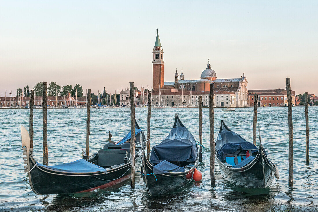 Italien, Venedig. Gondeln am Wasser mit der Kirche San Giorgio Maggiore im Hintergrund
