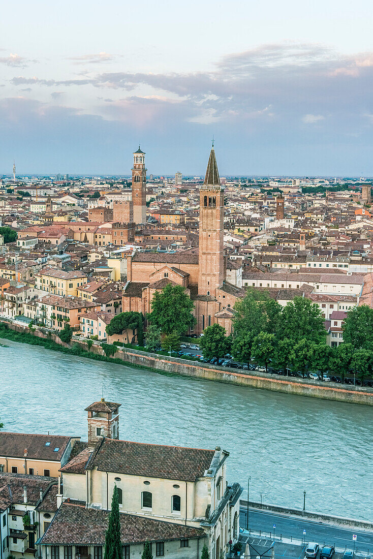 Italien, Verona. Blick vom Castello San Pietro auf die Stadt