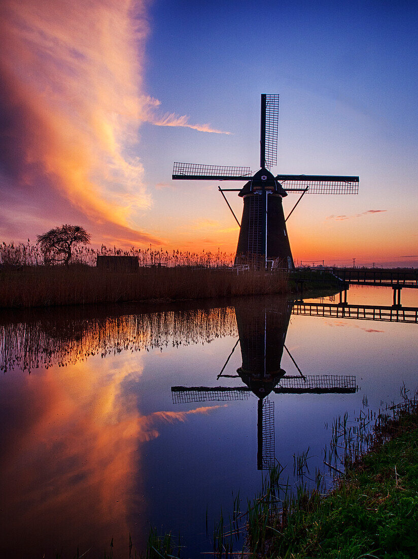 Niederlande, Kinderdijk, Sonnenaufgang am Kanal mit Windmühlen