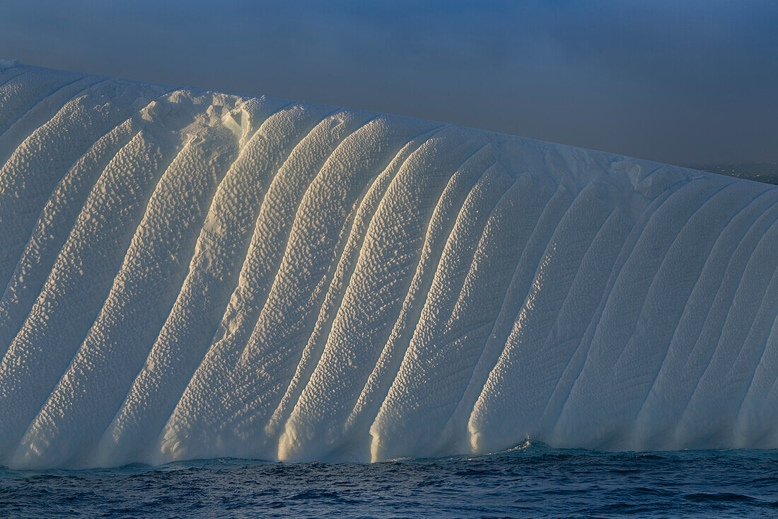 Antarktis, Insel Südgeorgien, Coopers Bay. Eisberg bei Sonnenaufgang