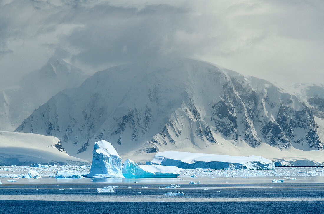 Antarktis, Antarktische Halbinsel, Andvord Bay. Eisberg und Berglandschaft.