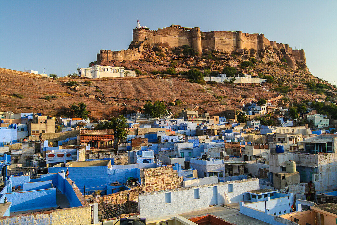 Jodhpur, Rajasthan, Indien. Fort Mehrangarh überblickt die Blaue Stadt Jodhpur