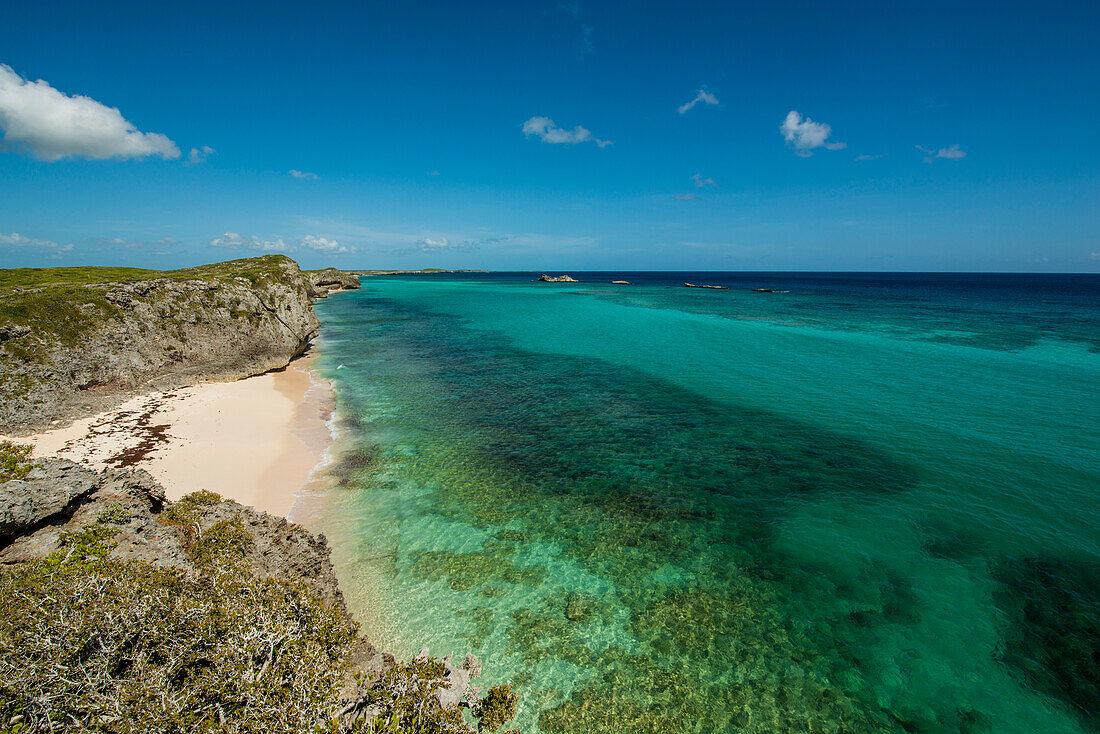Versteckte Höhle und Strand, Middle Caicos, Turks- und Caicosinseln, Karibik.