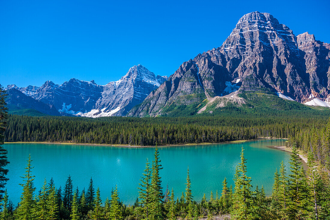 Kanada, Alberta. Gletscherschlamm färbt den Waterfowl Lake blau mit Blick auf den Howse Peak auf dem Icefields Parkway.