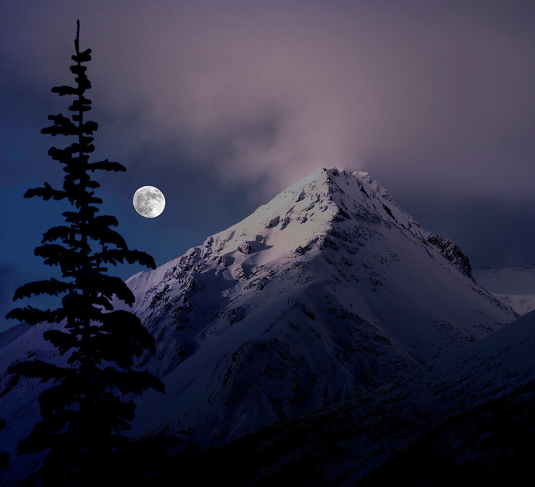 Mondaufgang über den kanadischen Rocky Mountains im Jasper Nationalpark, Alberta, Kanada