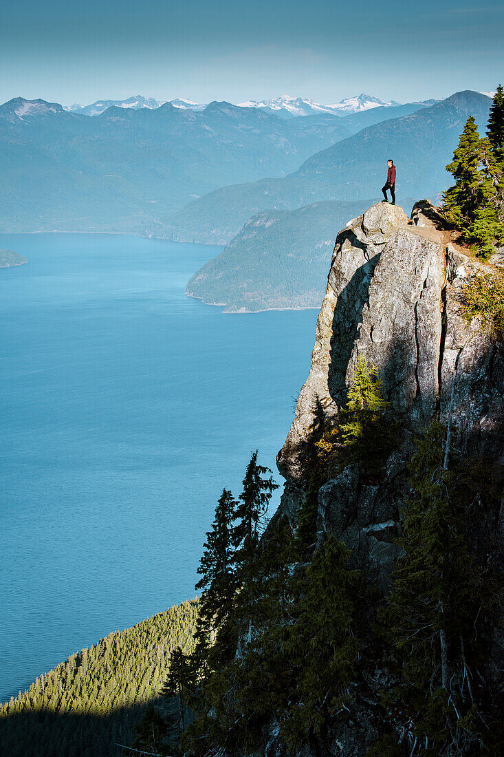 Kanada, British Columbia, Vancouver. Wanderer lässt den Blick auf den St. Marks Summit schweifen.