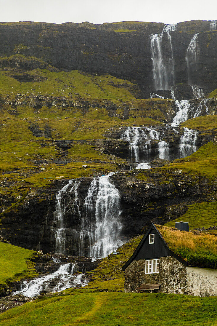 Europa, Färöer. Blick auf das Dorf Saksun und die Wasserfälle auf der Insel Streymoy.
