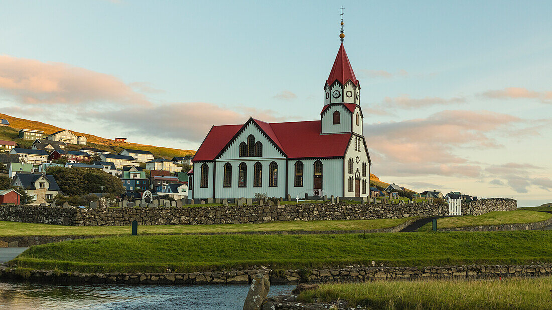 Europa, Färöer. Blick auf die Sandavags kirkja, eine Kirche im Dorf Sandavagur auf der Insel Vagar.