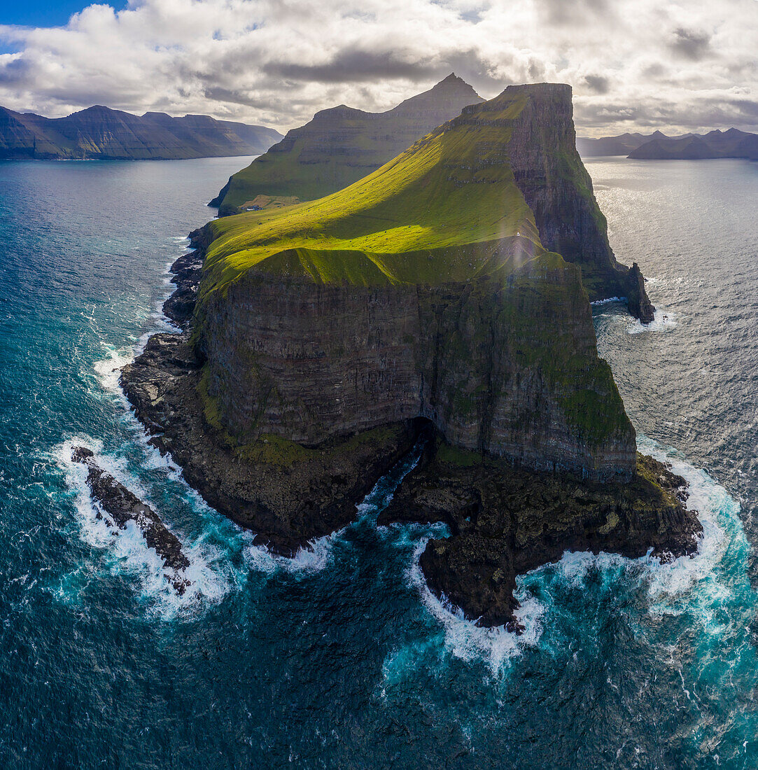 Europa, Färöer. Luftaufnahme von Trollanes, Standort eines Leuchtturms am nördlichen Ende der Insel Kalsoy.