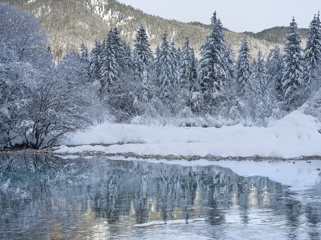 Fluss Isar in der Nähe von Sylvenstein Stausee in der Nähe von Dorf im Karwendelgebirge im Winter. Deutschland, Oberbayern