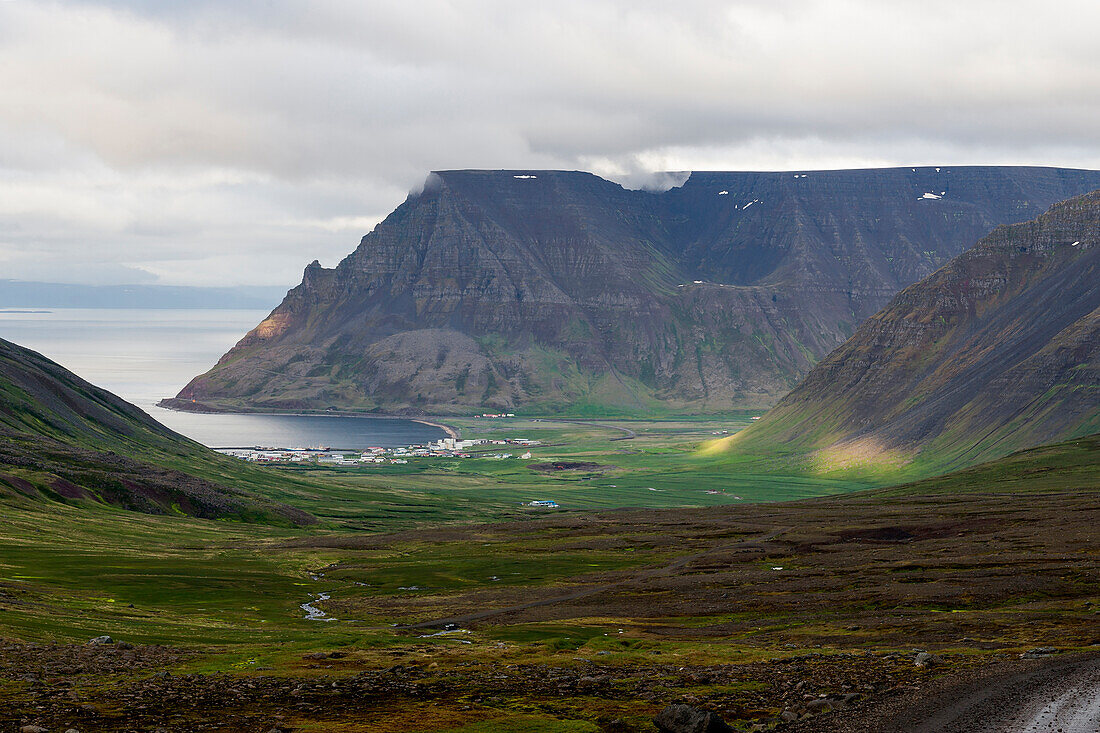 Europa, Island, Westfjorde, Isafjaroardjup. Blick auf die Landschaft bei Isafjördur.