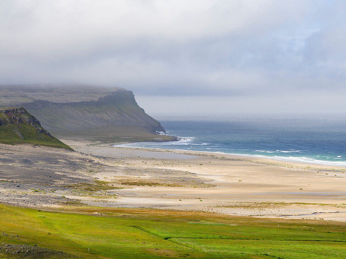 Der Sandstrand von Breidavik. Die abgelegenen Westfjorde im Nordwesten Islands.