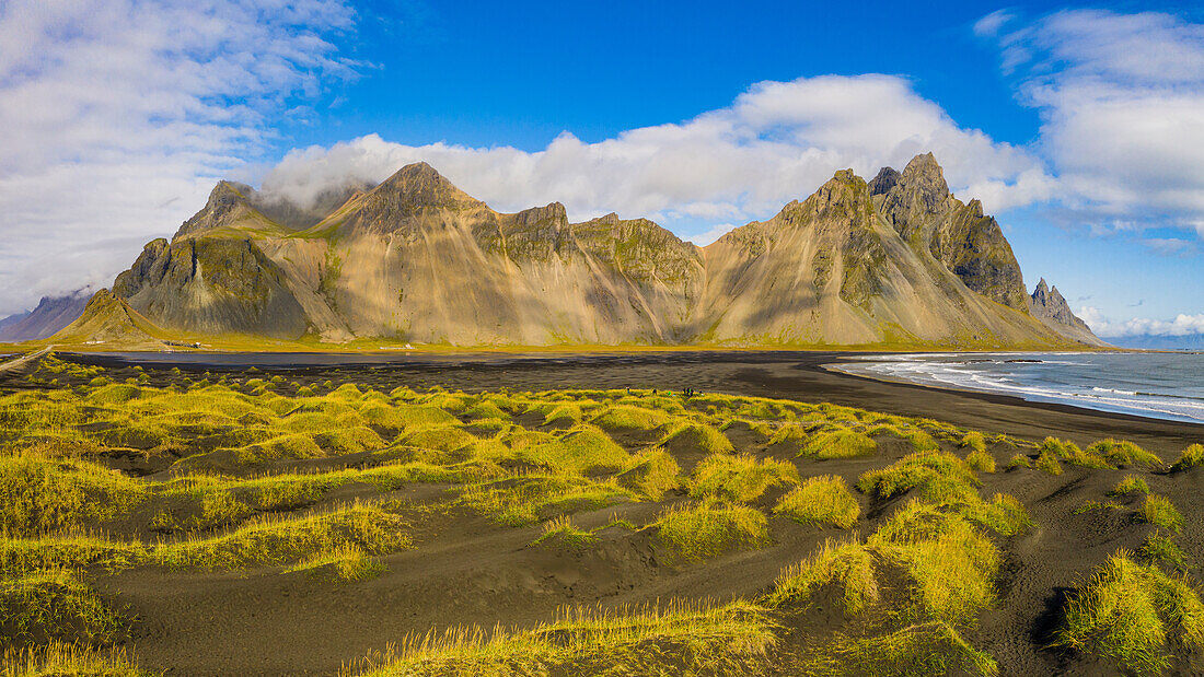 Europa, Island. Panoramasicht auf den schwarzen Sandstrand und die Berge auf der Halbinsel Stokksnes an der Südküste Islands.