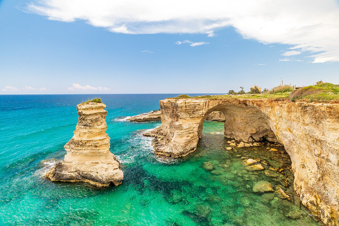 Italien, Apulien, Provinz Lecce, Melendugno. Die Faraglioni (Kalksteinstapel) von Torre Sant'Andrea. Erodierte Kalksteinfelsen über der Adria.