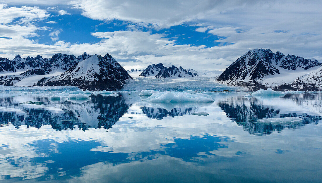 Norwegen, Svalbard, Spitzbergen. Monacobreen-Gletscher und Bergreflexionen.