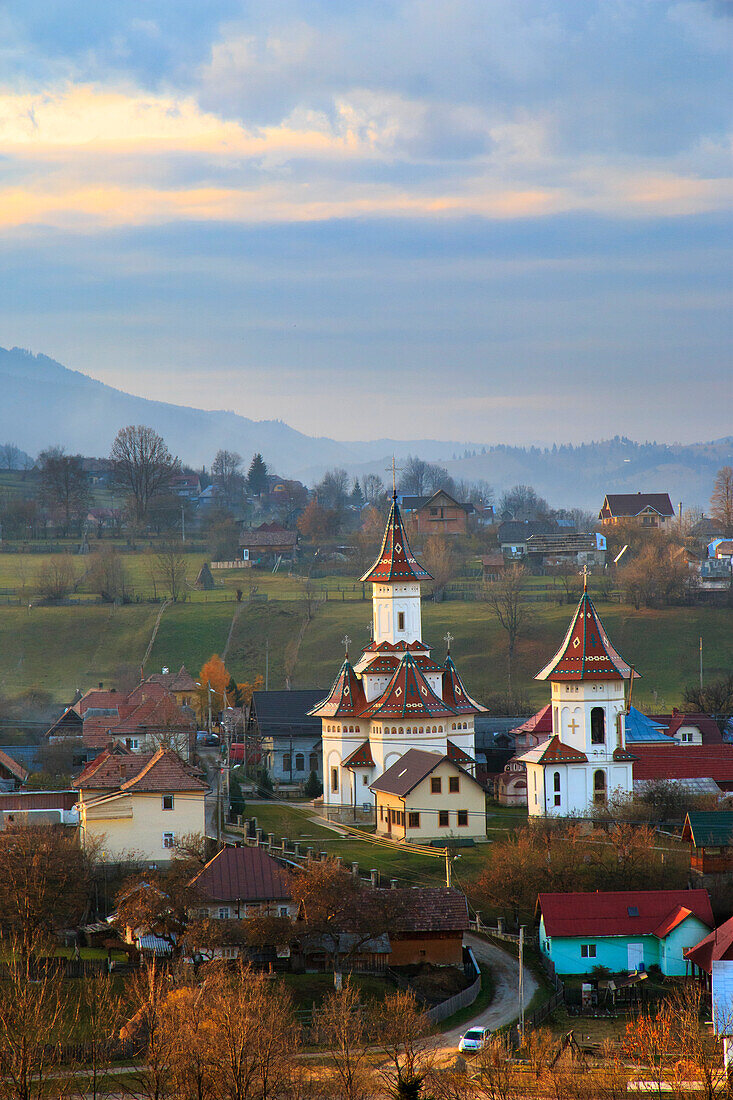 Rumänien, Bukowina, Campulung Moldovenesc, Herbstfarben. Kirchen im Tal.