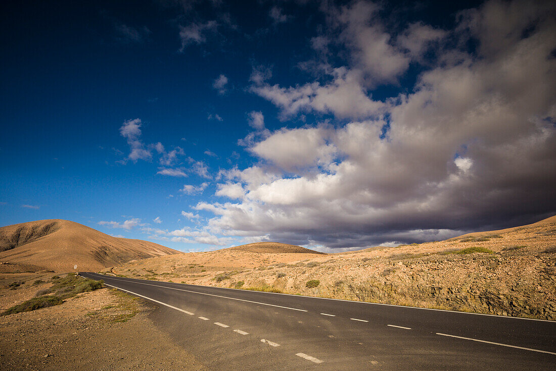 Spanien, Kanarische Inseln, Insel Fuerteventura, Pajara, Wüstenlandschaft entlang der Autobahn FV-605