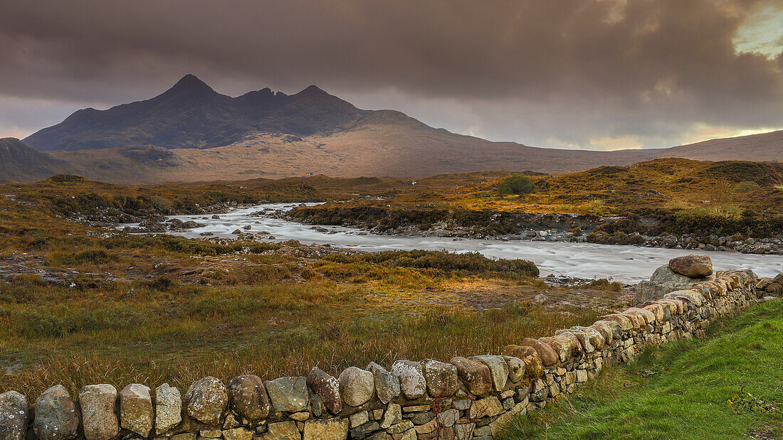 Verzaubertes Wasser der alten Brücke von Sligachan. Isle of Skye, Schottland.