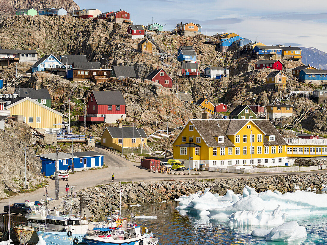 Hafen und Stadt Uummannaq, nordwestlich von Grönland, auf einer Insel im Uummannaq-Fjordsystem gelegen.