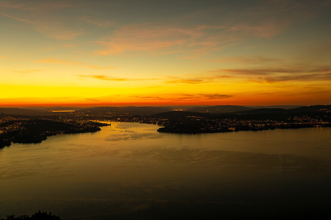 Luftbild über den Vierwaldstättersee und die Berge in der Abenddämmerung in Luzern, Schweiz.