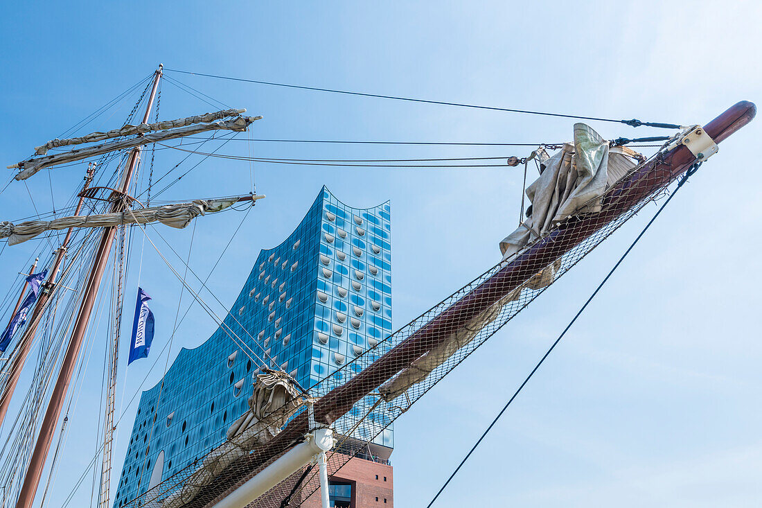 Rigging of a sailing ship in front of the Elbphilharmonie concert hall, Hafencity, Hamburg, Germany