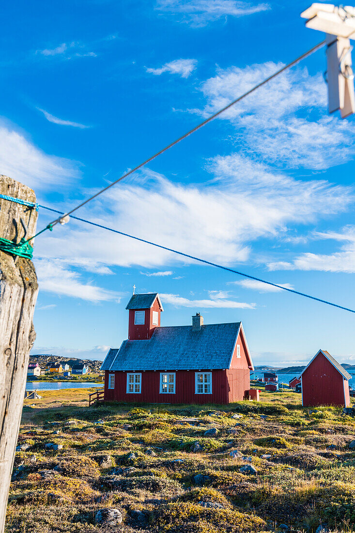 Die Kirche in der kleinen Siedlung Ilimanaq, Diskobucht, Baffin Bay, Ilulissat, Grönland