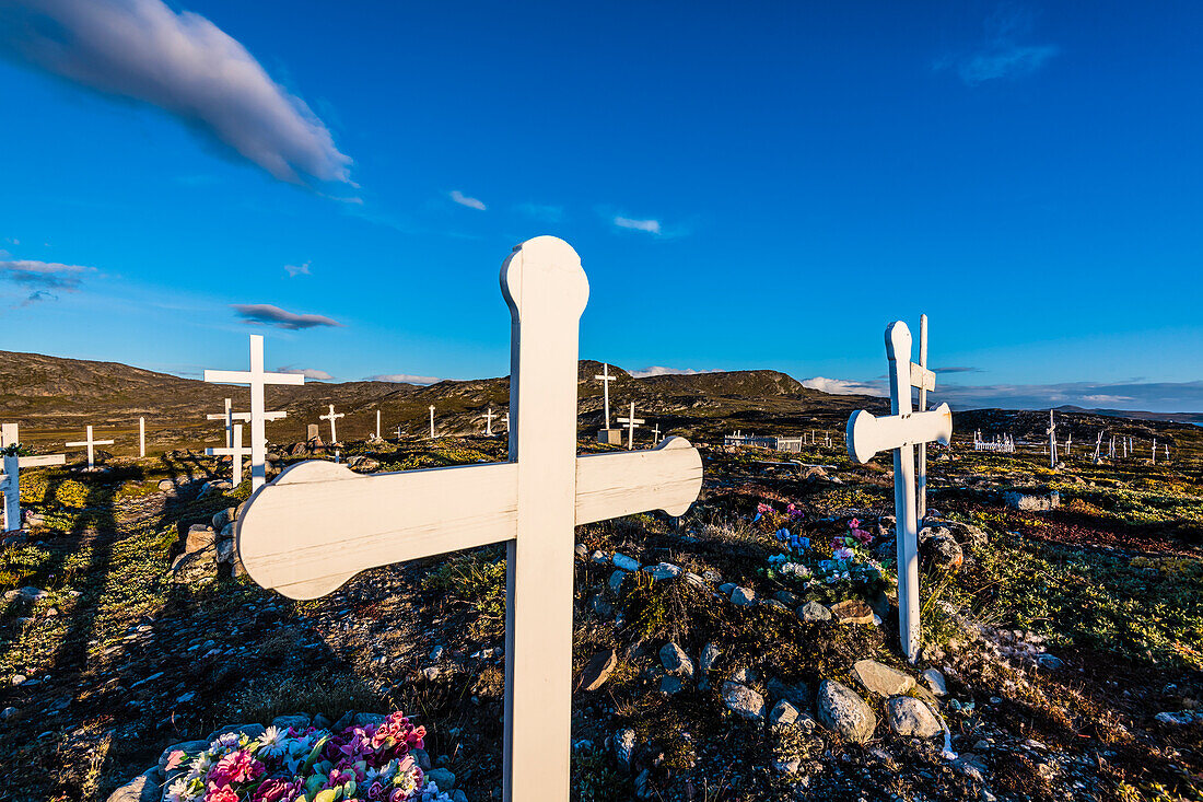 Der Friedhof in der kleinen Siedlung Ilimanaq, Diskobucht, Baffin Bay, Ilulissat, Grönland