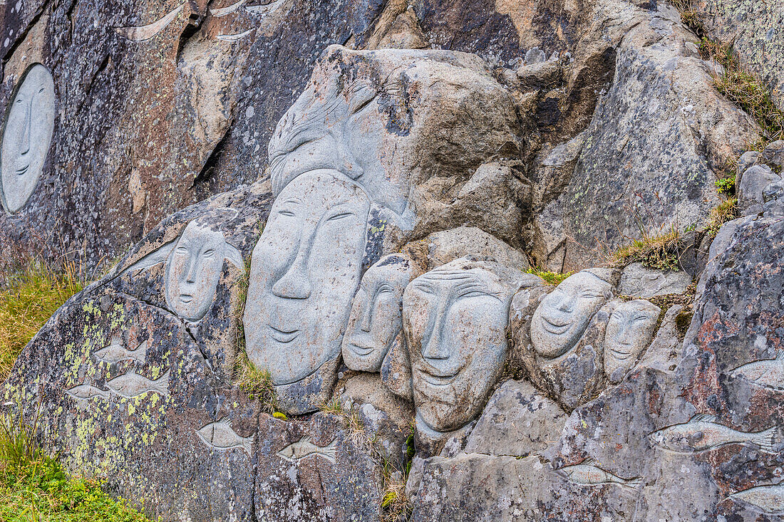 Gesichter am Fels, Kunstprojekt Stein & Mann Skulptur, Qaqortoq, Kommune Kujalleq, Grönland