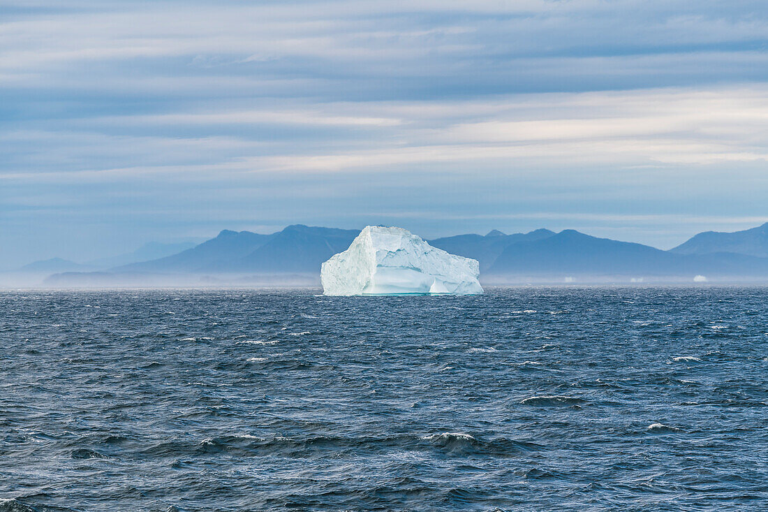 Eisberge vor der Südküste Grönlands, Labradorsee, Distrikt Qaqortoq, Kommune Kujalleq, Grönland