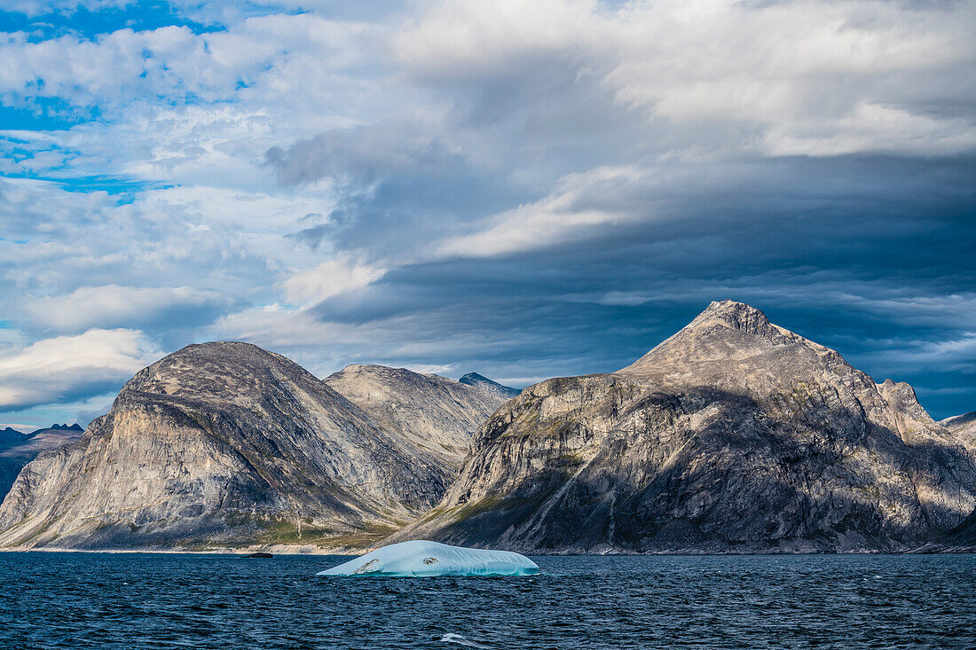 Eisberge vor der Südküste Grönlands, Labradorsee, Distrikt Qaqortoq, Kommune Kujalleq, Grönland