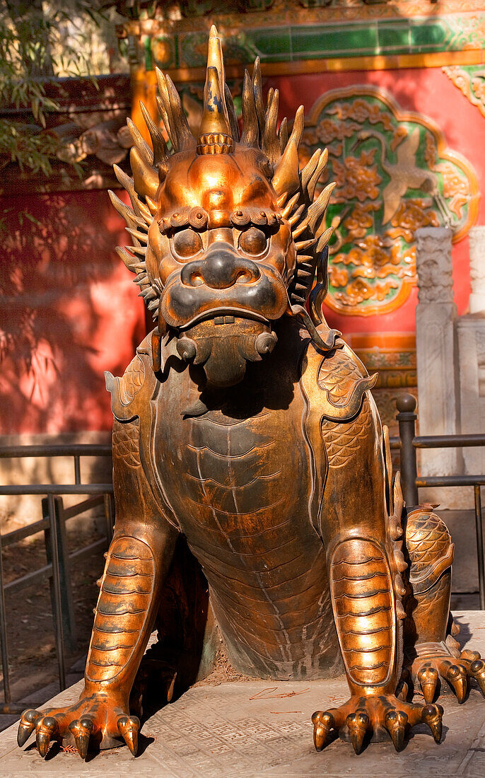 Drachenbronzestatue mit Hand auf Ball Gugong, Verbotene Stadt. Kaiserpalast Erbaut in den 1400er Jahren in der Ming-Dynastie
